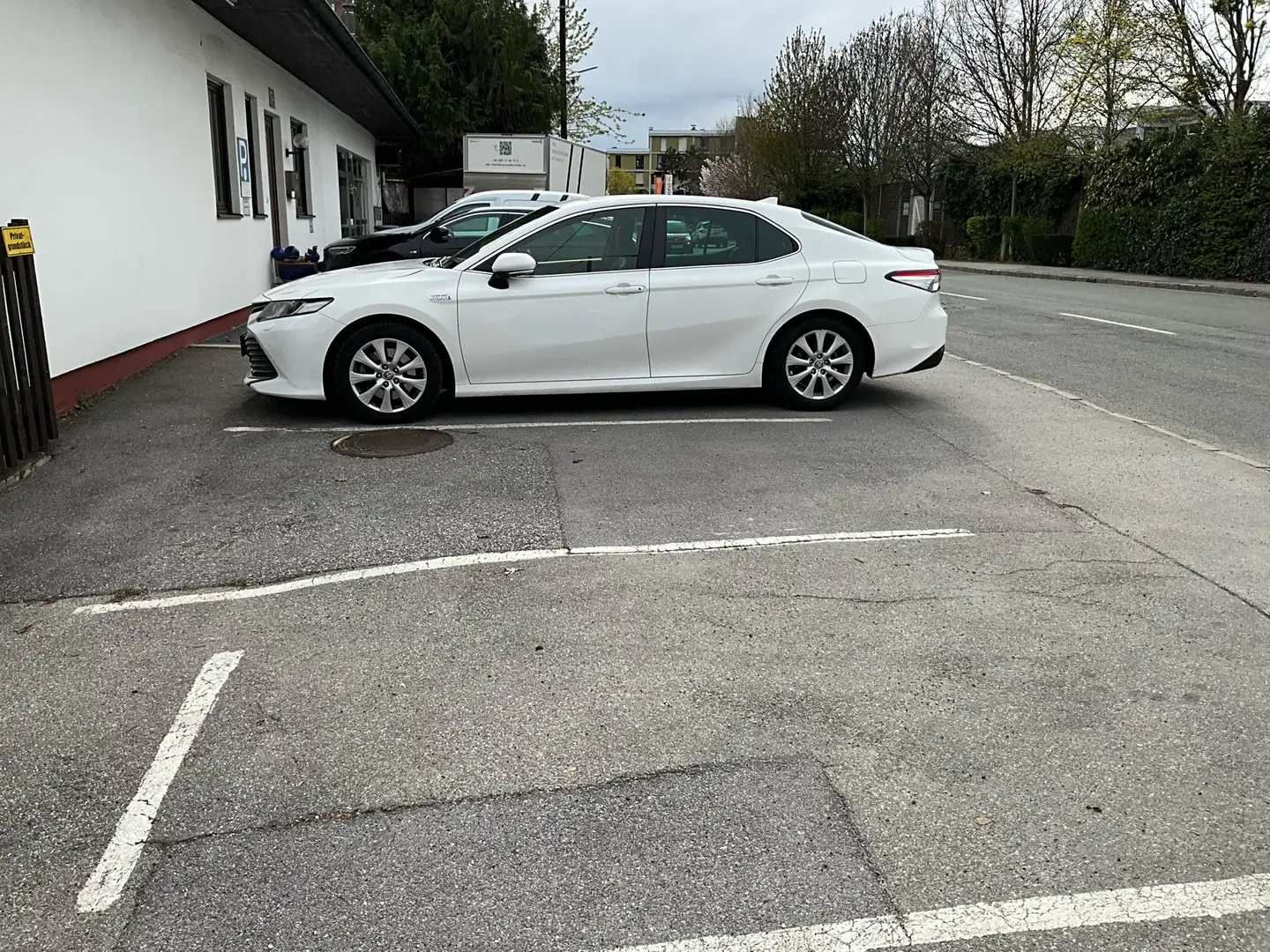 Toyota Camry 2,5 Hybrid Business Aut. Bílá - 2