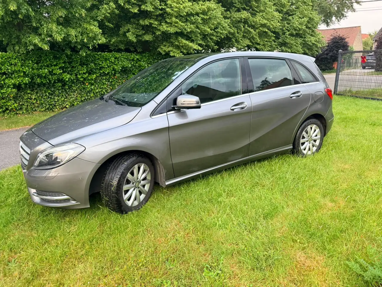 Mercedes-Benz B 180