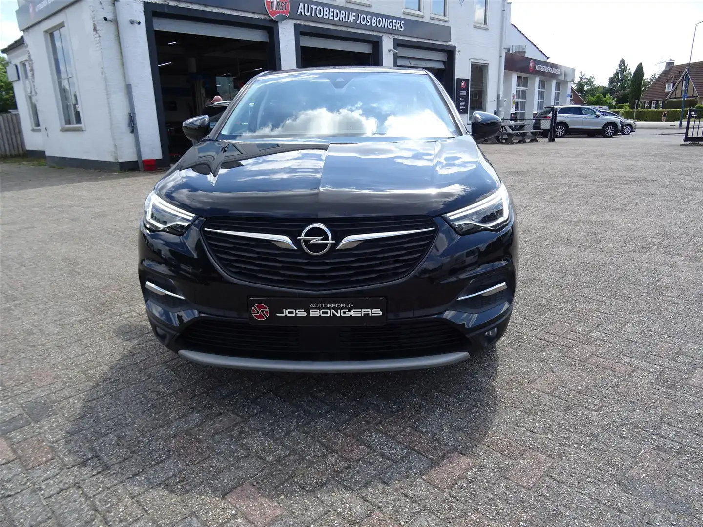 Opel Grandland X 1.2 Turbo 130pk S&S Innovation Zwart - 2