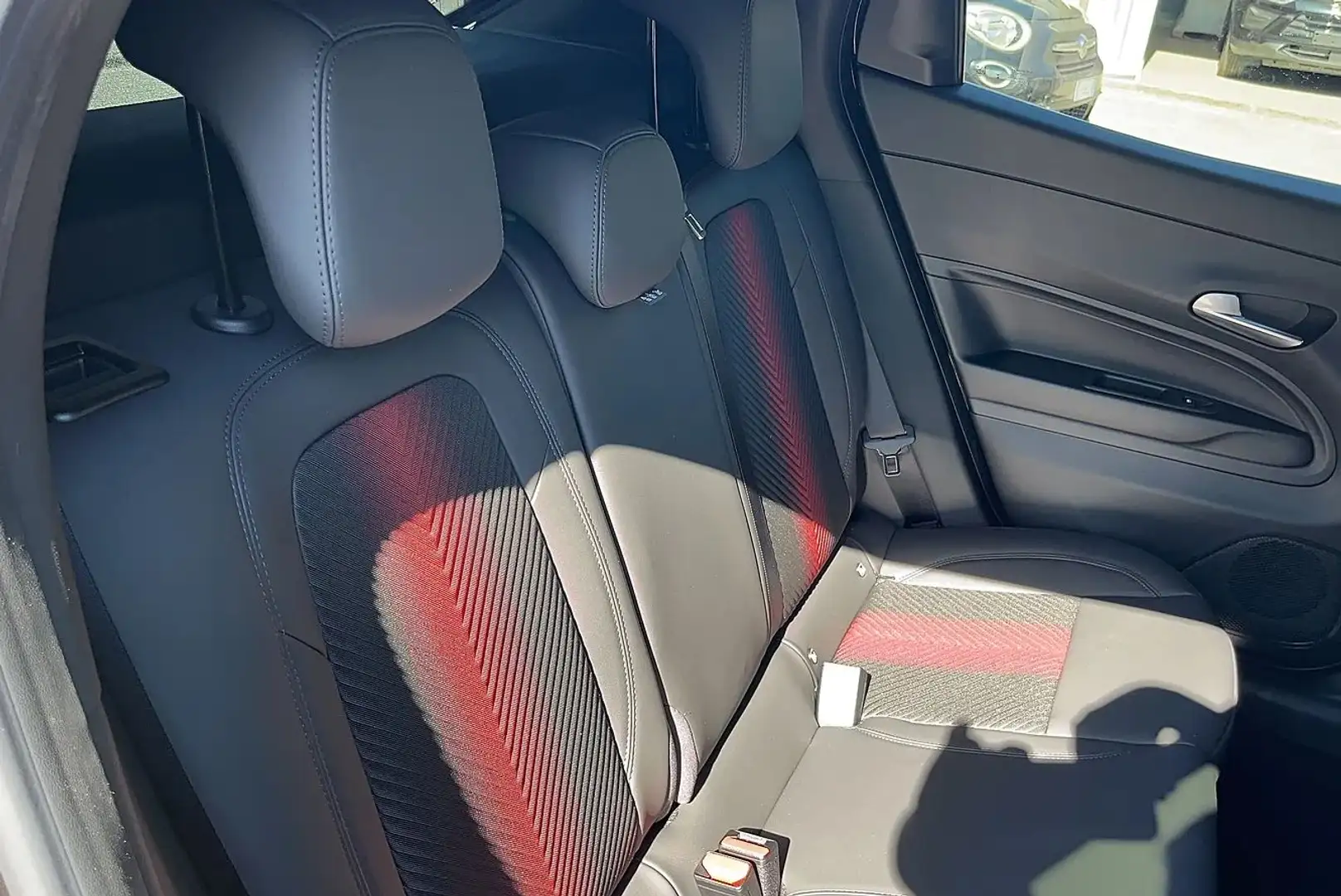 Alfa Romeo Junior Junior 1.2 ibrida Speciale 145cv edct6 Zwart - 2