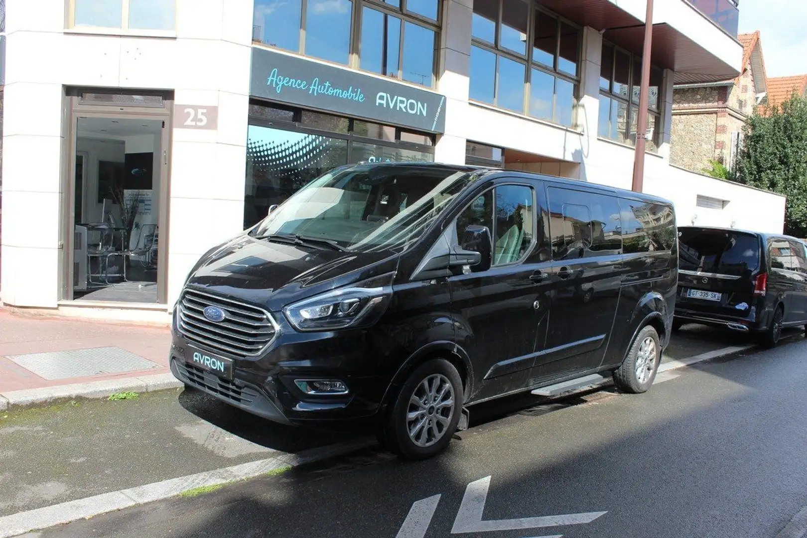 Ford Tourneo Custom II (2) 2.0 L ECOBLUE 170ch Titanium BVA Noir - 1