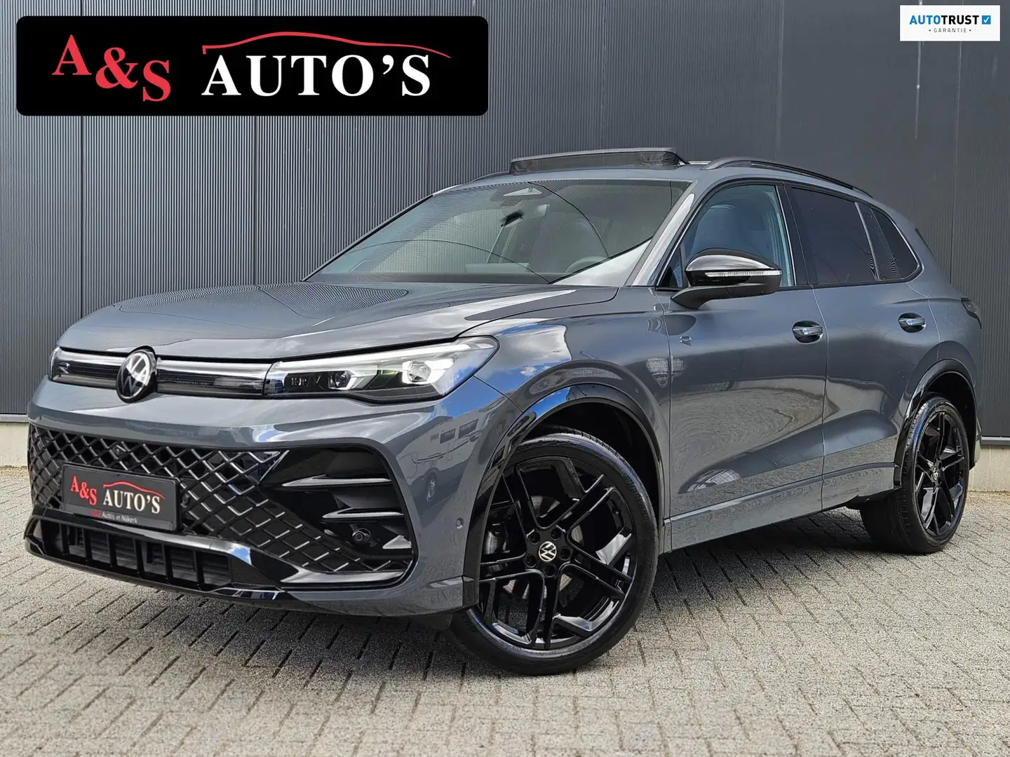 Volkswagen Tiguan 1.5 eTSI 3x R-Line Panodak Acc IQ led 360 H&K HUD Grijs - 1