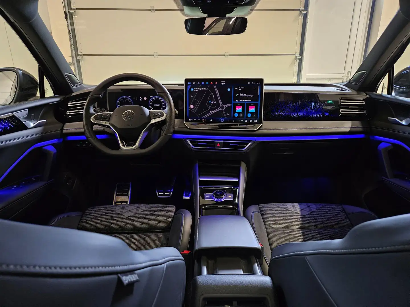 Volkswagen Tiguan 1.5 eTSI 3x R-Line Panodak Acc IQ led 360 H&K HUD Grijs - 2