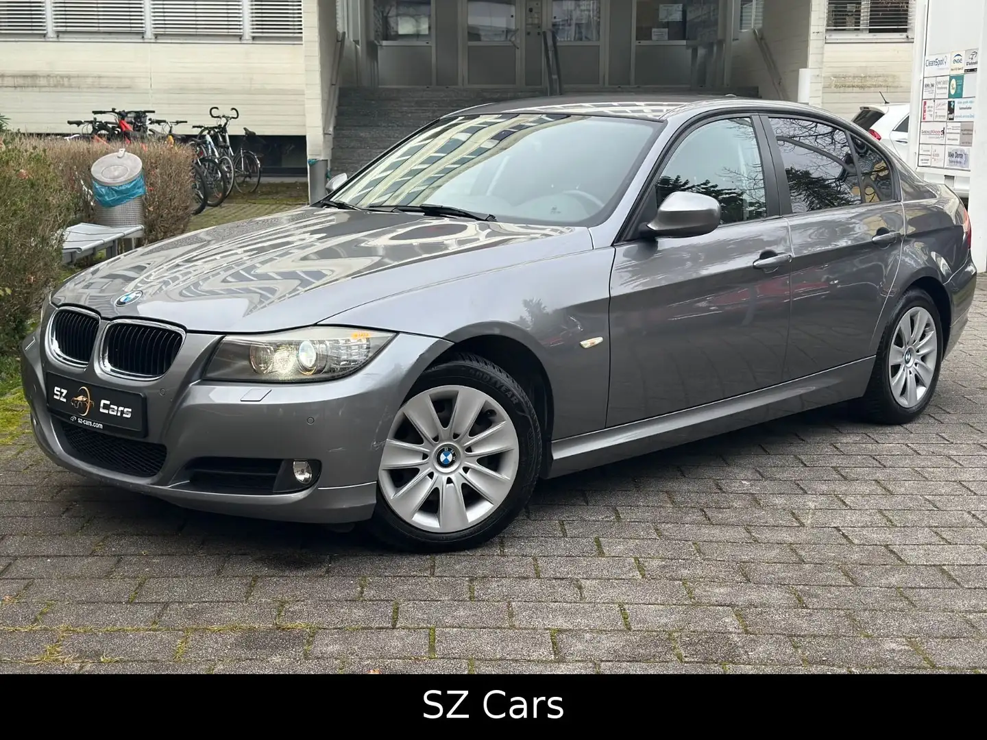 BMW 320 i Limousine *AUTOMATIK*NAVI*XENON*EL SITZE* Grau - 1