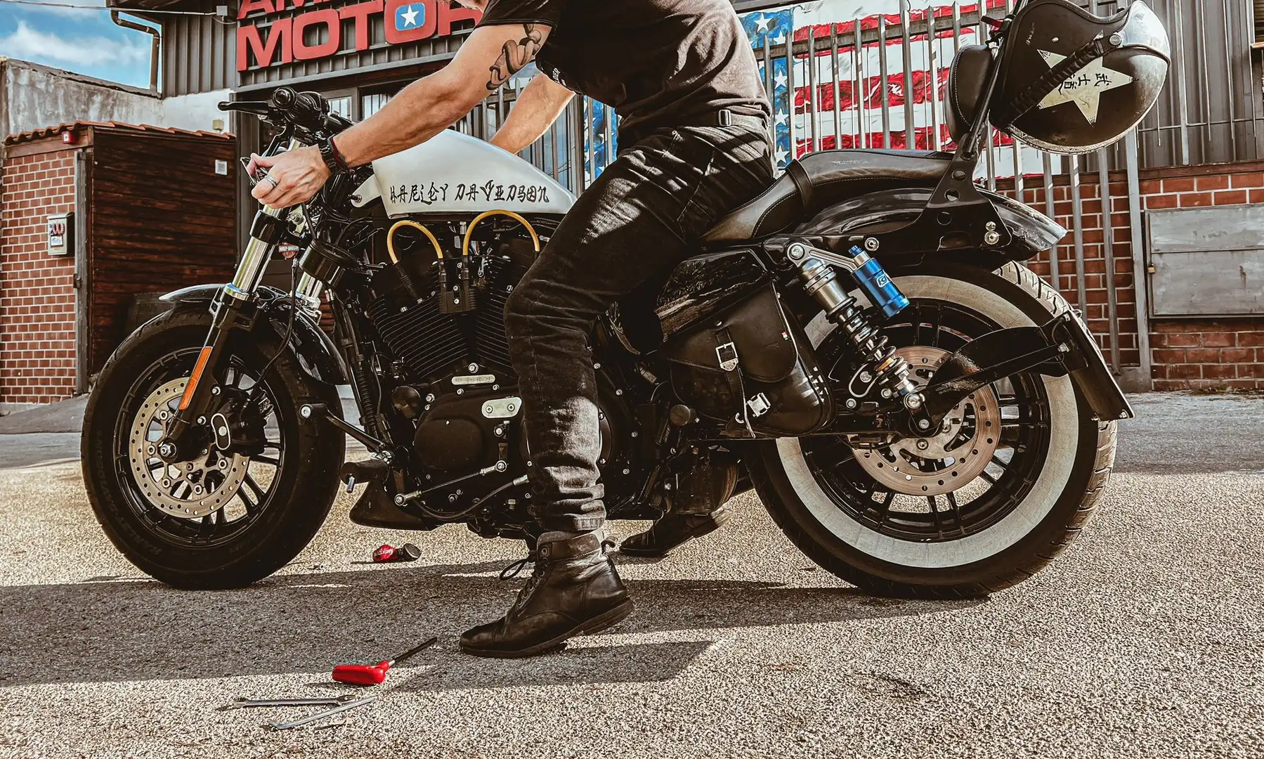 Harley-Davidson 1200 Custom Bianco - 2