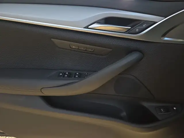 BMW 5 Series view 15