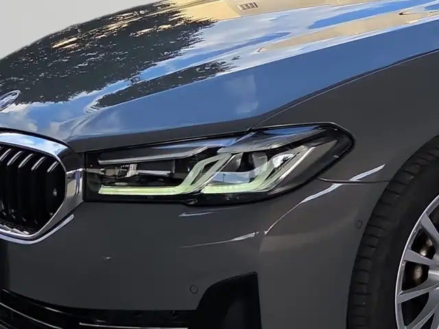 BMW 5 Series view 10