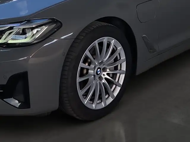 BMW 5 Series view 11
