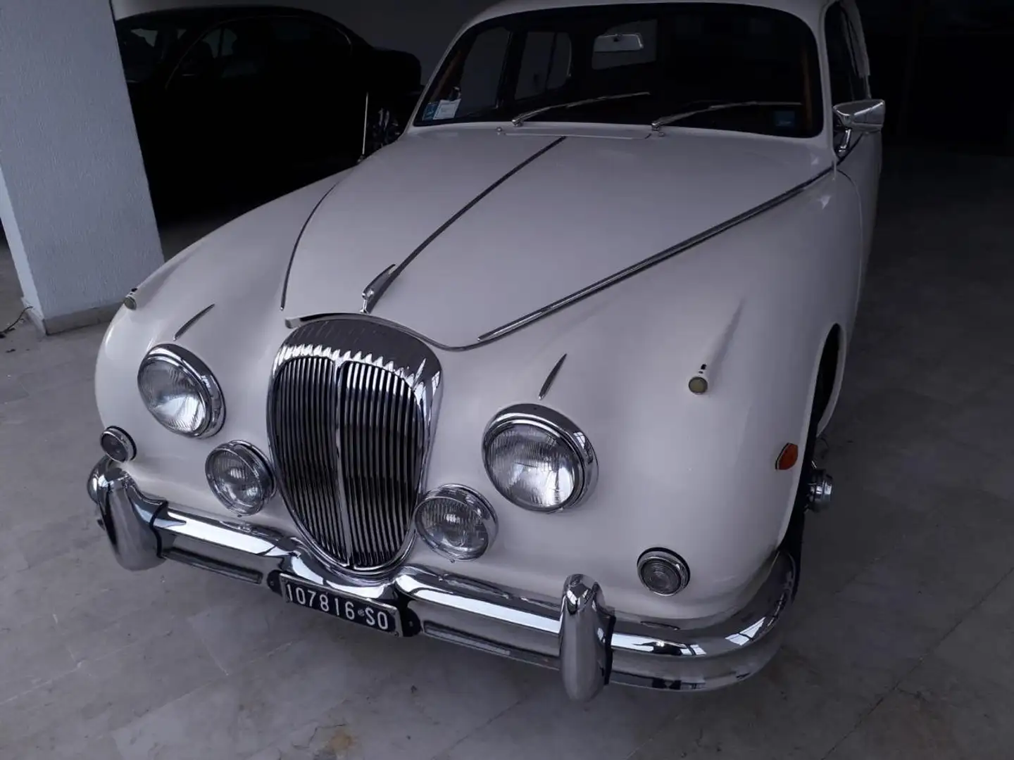 Daimler saloon Beige - 1