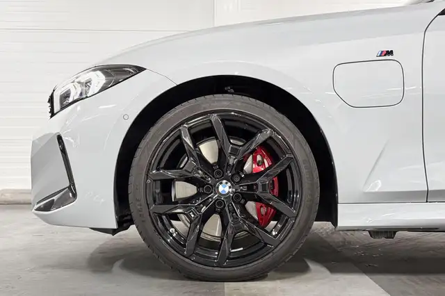BMW 3 Series view 4
