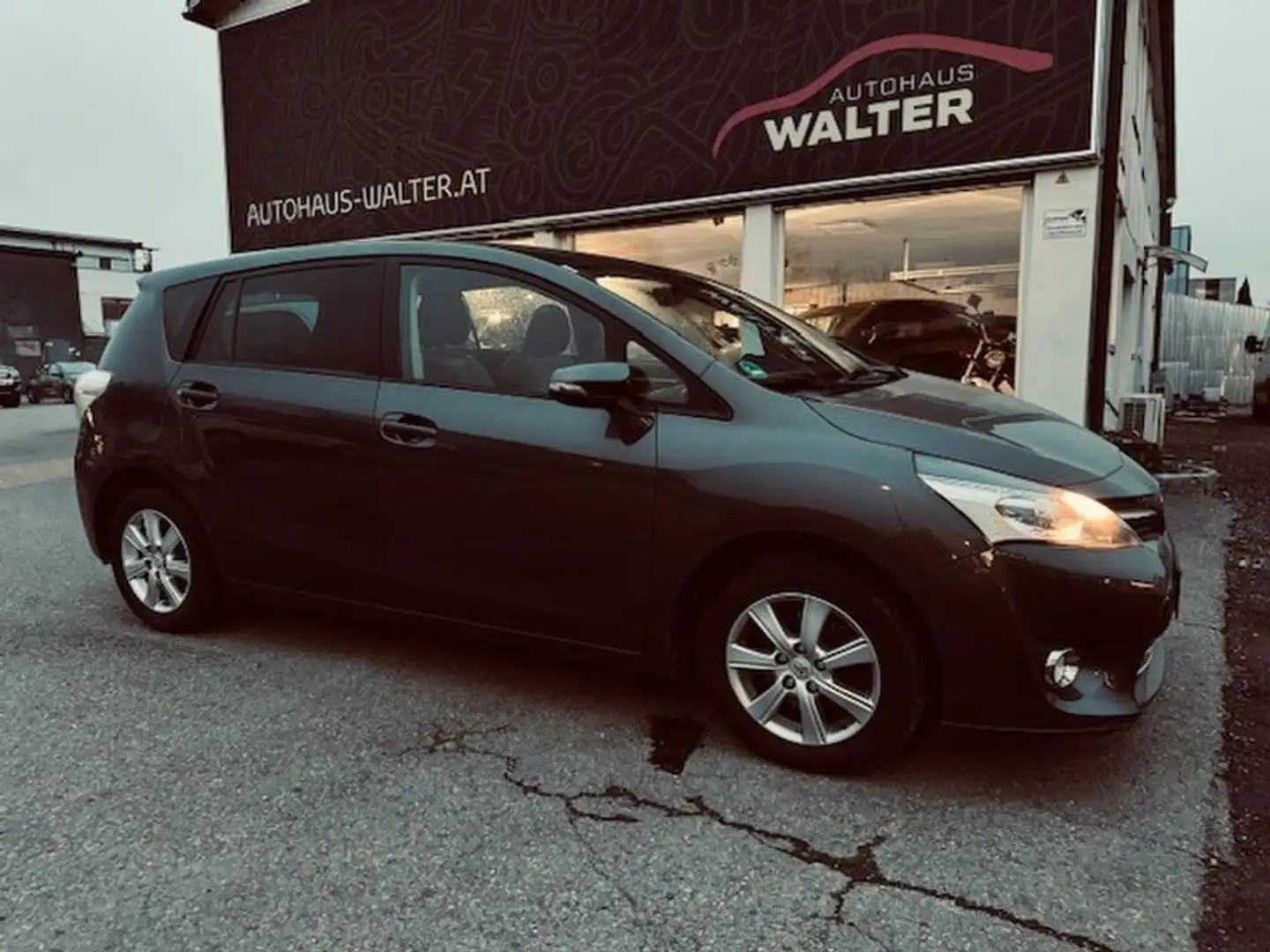 Toyota Verso 1,6 Valvematic Benzin mit Panoramadach! Grau - 1