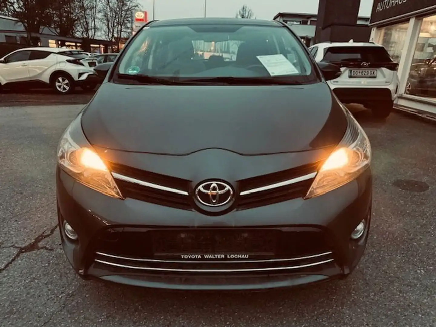 Toyota Verso 1,6 Valvematic Benzin mit Panoramadach! Grau - 2