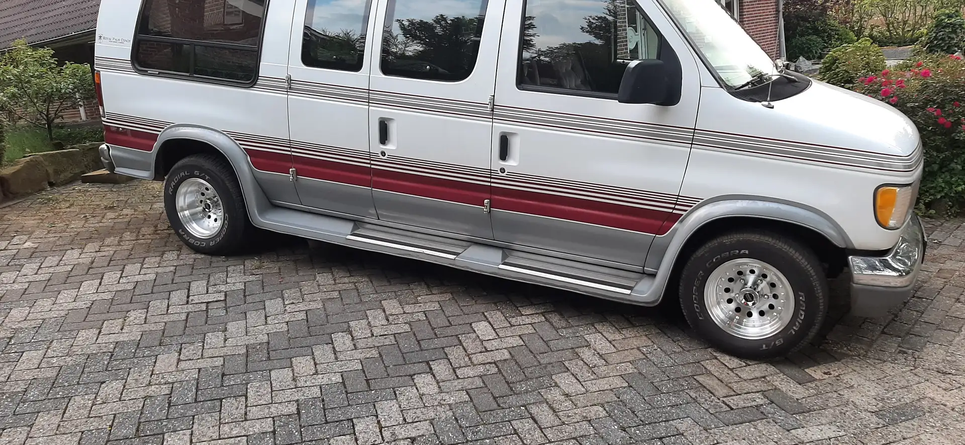 Ford Econoline E150 - V8 - Royal Palm Coach Bílá - 2