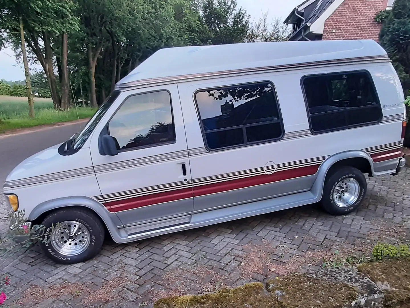 Ford Econoline E150 - V8 - Royal Palm Coach Bílá - 1