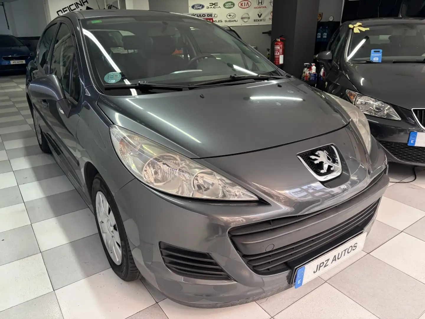 Peugeot 207 1.4i Envy Gris - 2