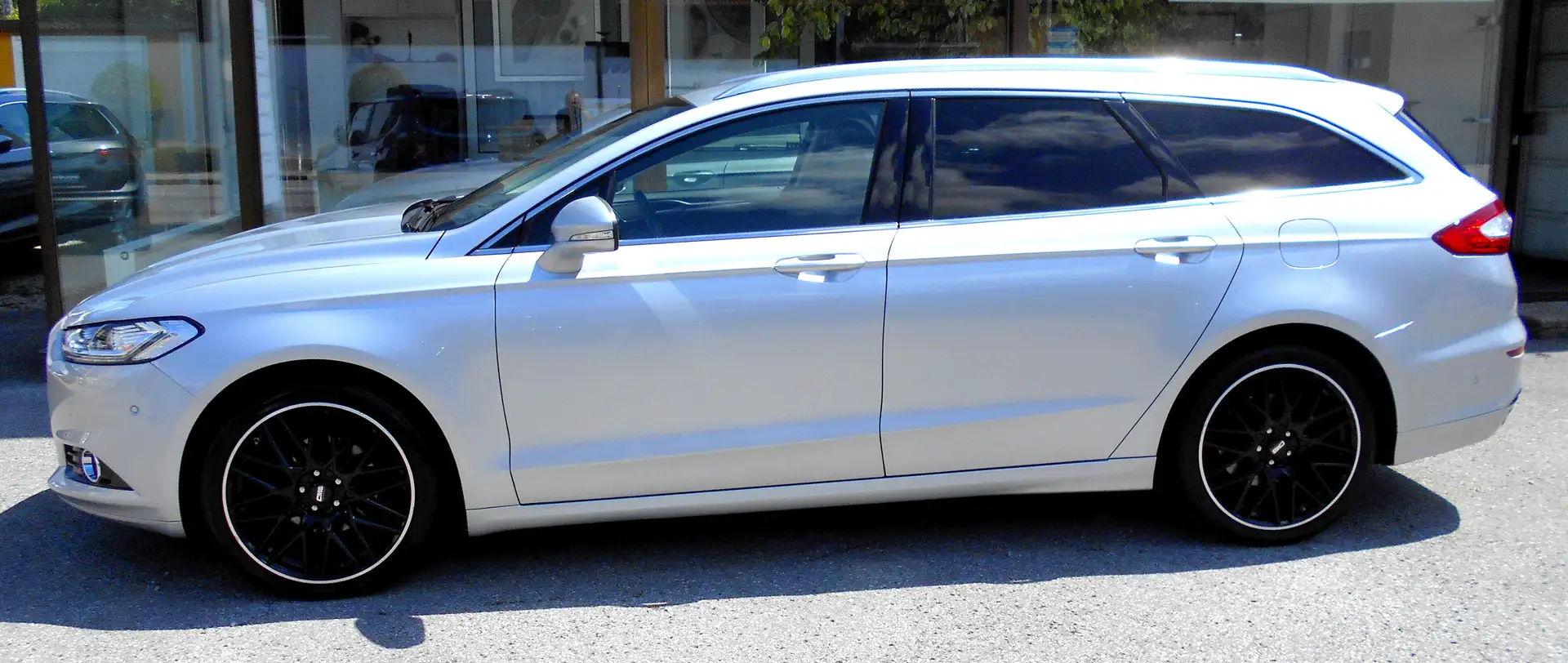 Ford Mondeo Turnier 2.0*Titanium*1.Hand*Vollausstattung*19"Alu Silber - 1