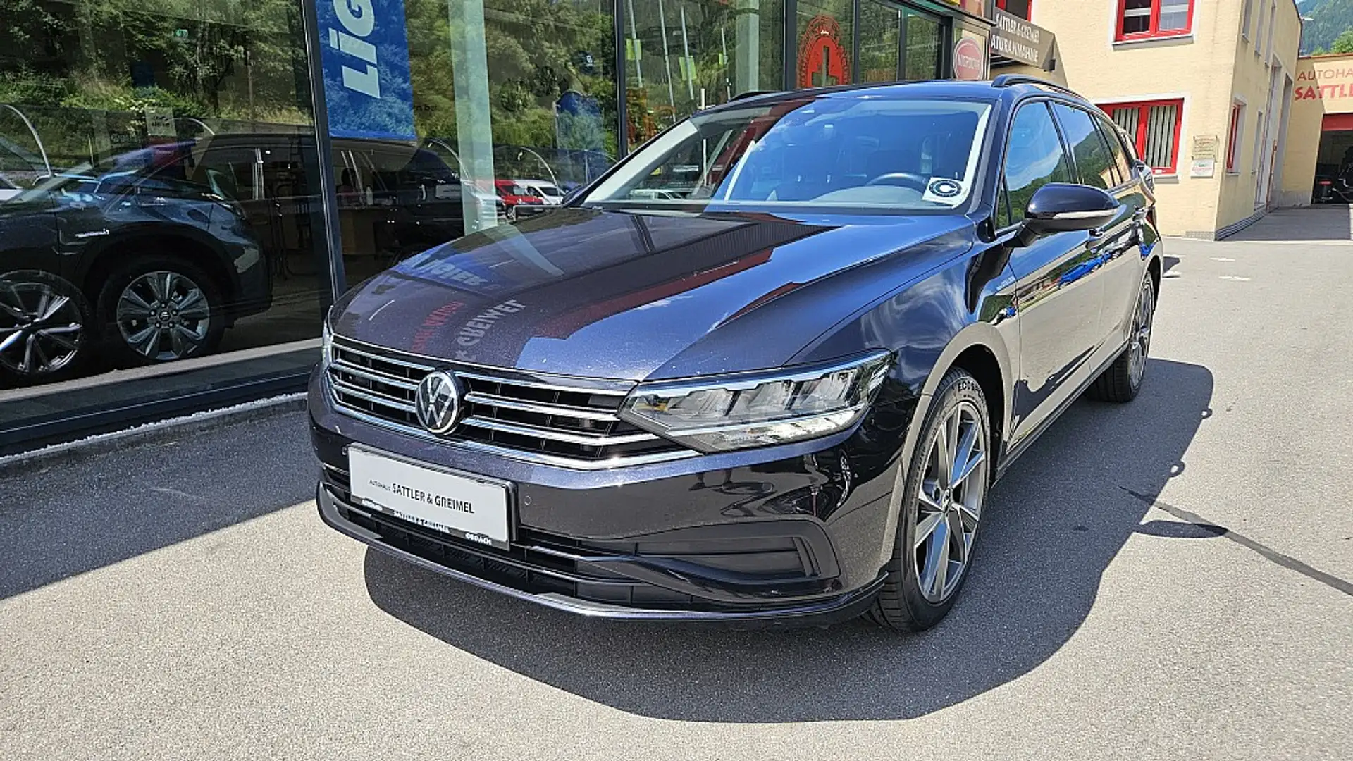 Volkswagen Passat Variant 2,0 SCR TDI**8-fach bereift**AHV**LED** Schwarz - 2