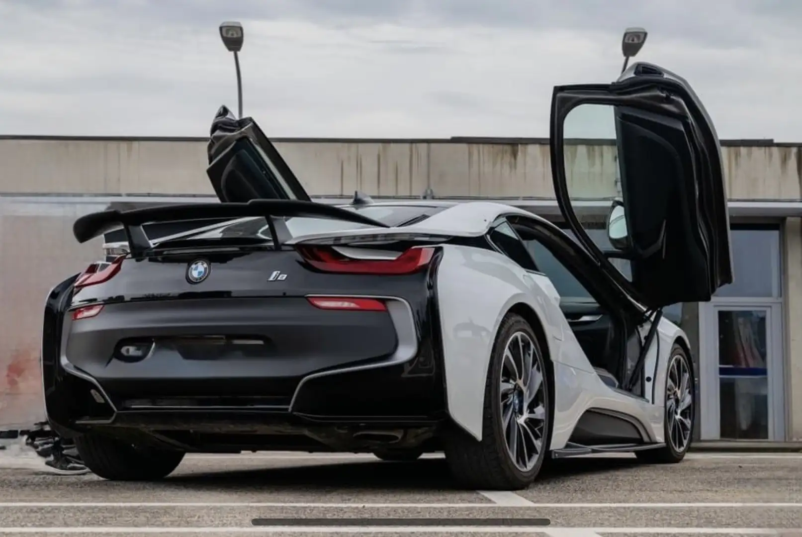 BMW i8 11.6 kWh PHEV (266 kW) - 1