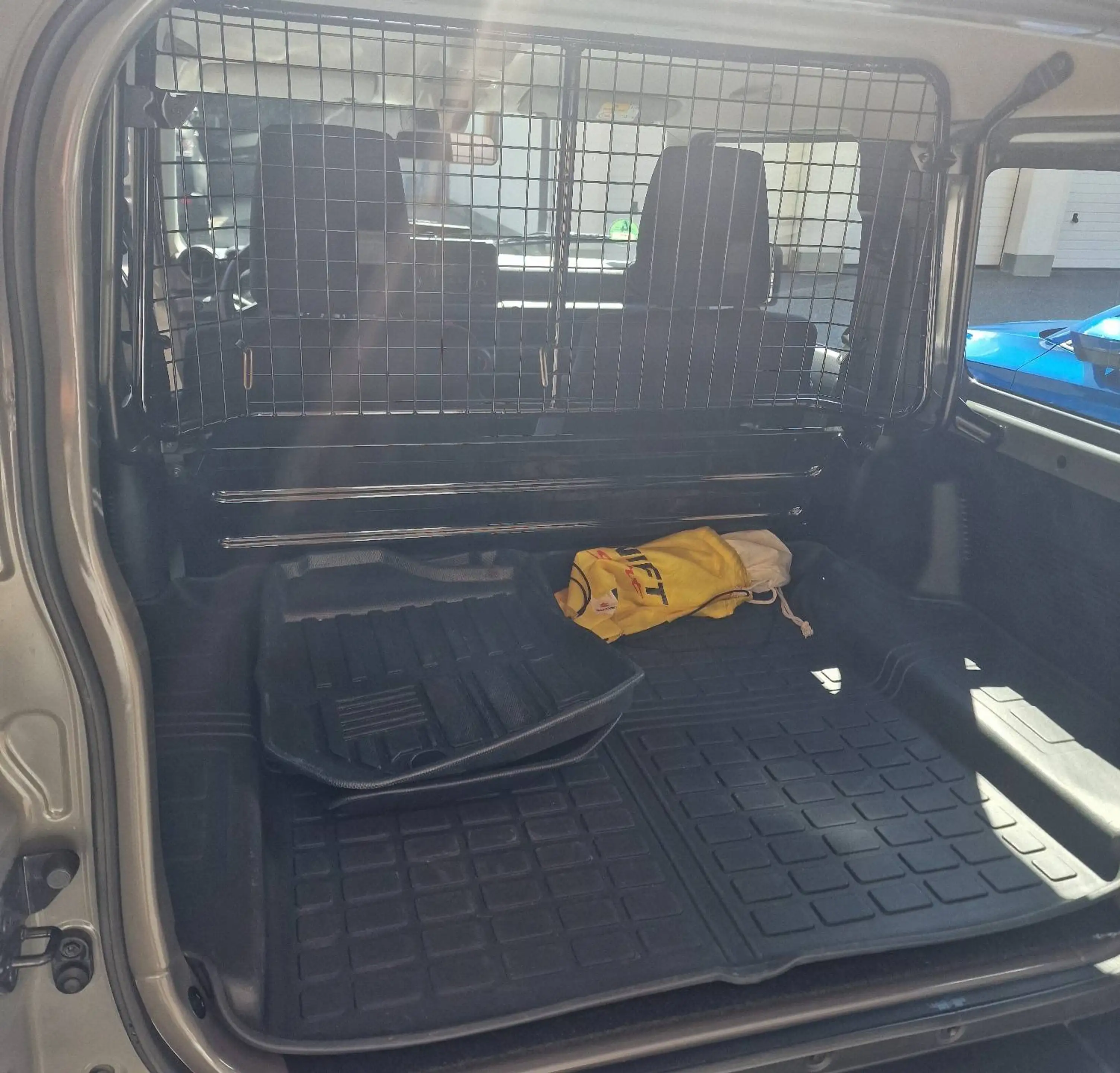 Suzuki Jimny "Horizon-Edition" wie NEU, NAVI, sehr viel Zubhör — photo 6
