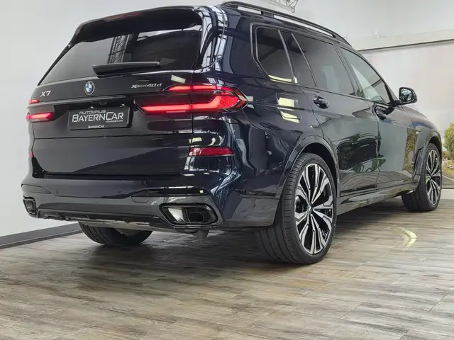 BMW X7 view 6