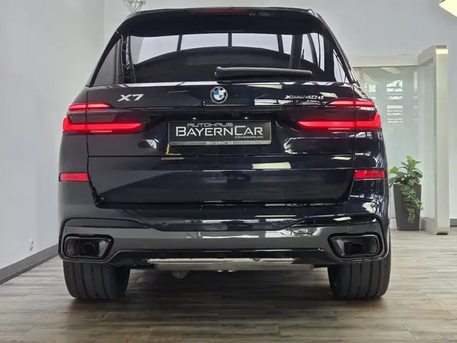 BMW X7 view 5