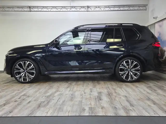 BMW X7 view 3