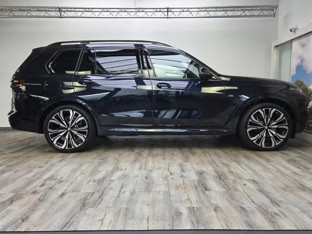 BMW X7 view 4