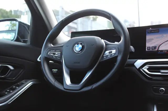BMW 3 Series view 9