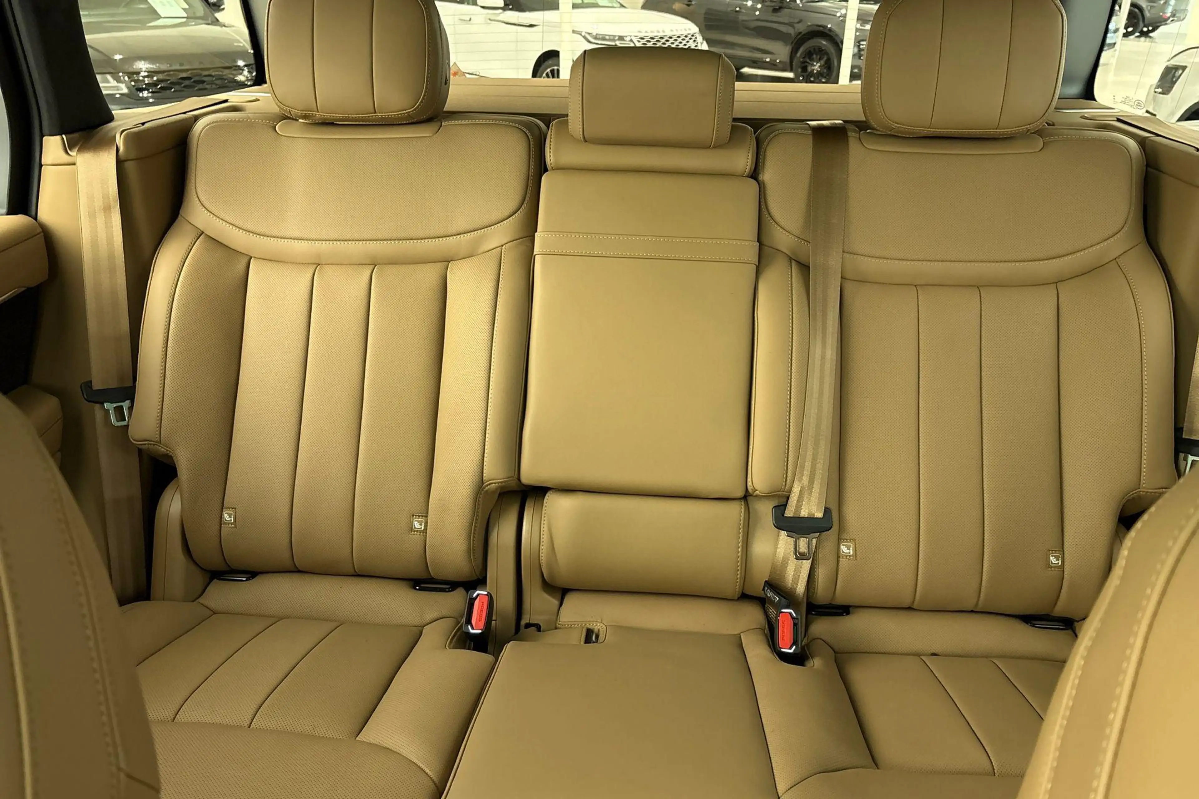 Land Rover Range Rover P460e Westminster | Massage | HUD | Towing Pack — photo 11