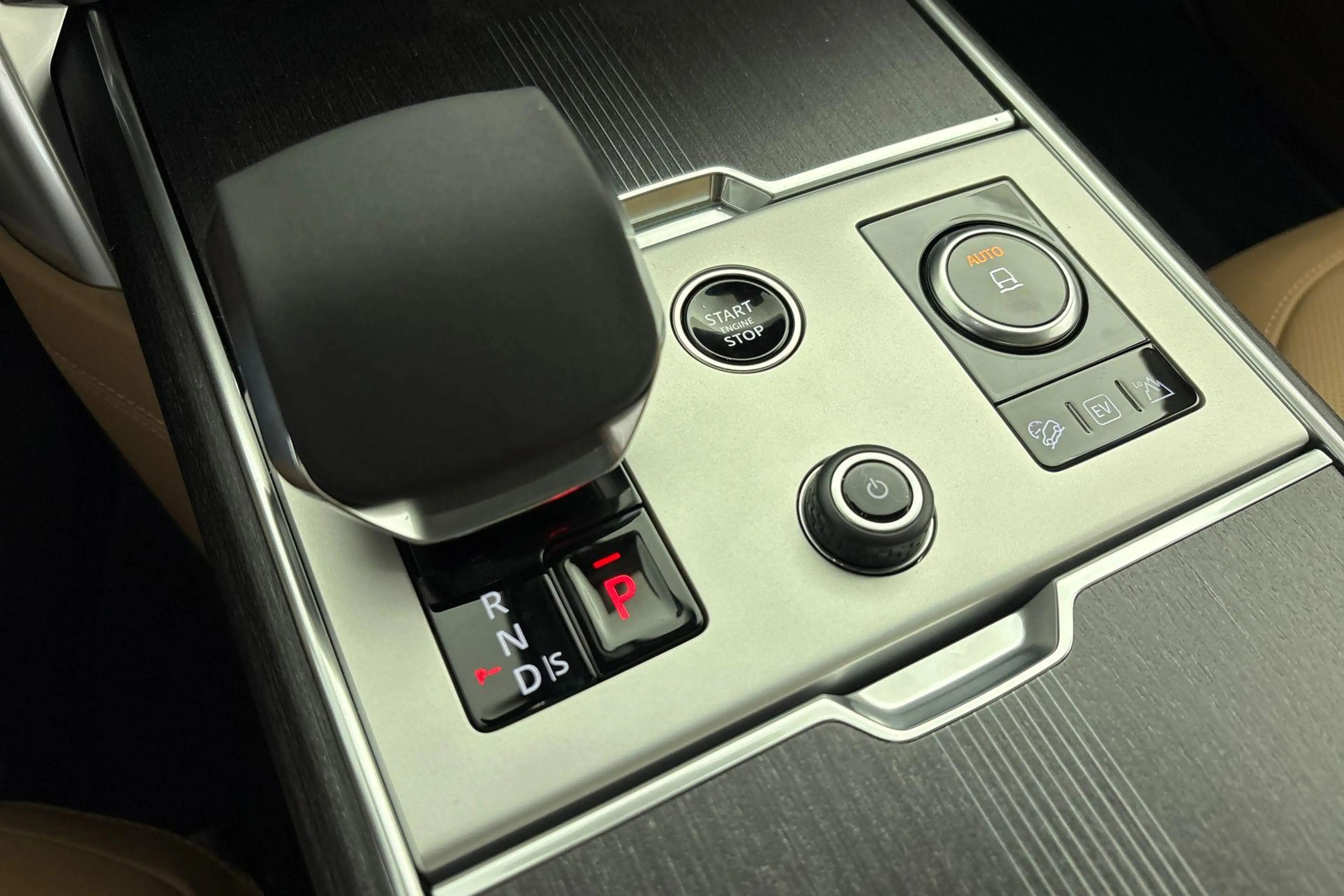 Land Rover Range Rover P460e Westminster | Massage | HUD | Towing Pack — photo 15