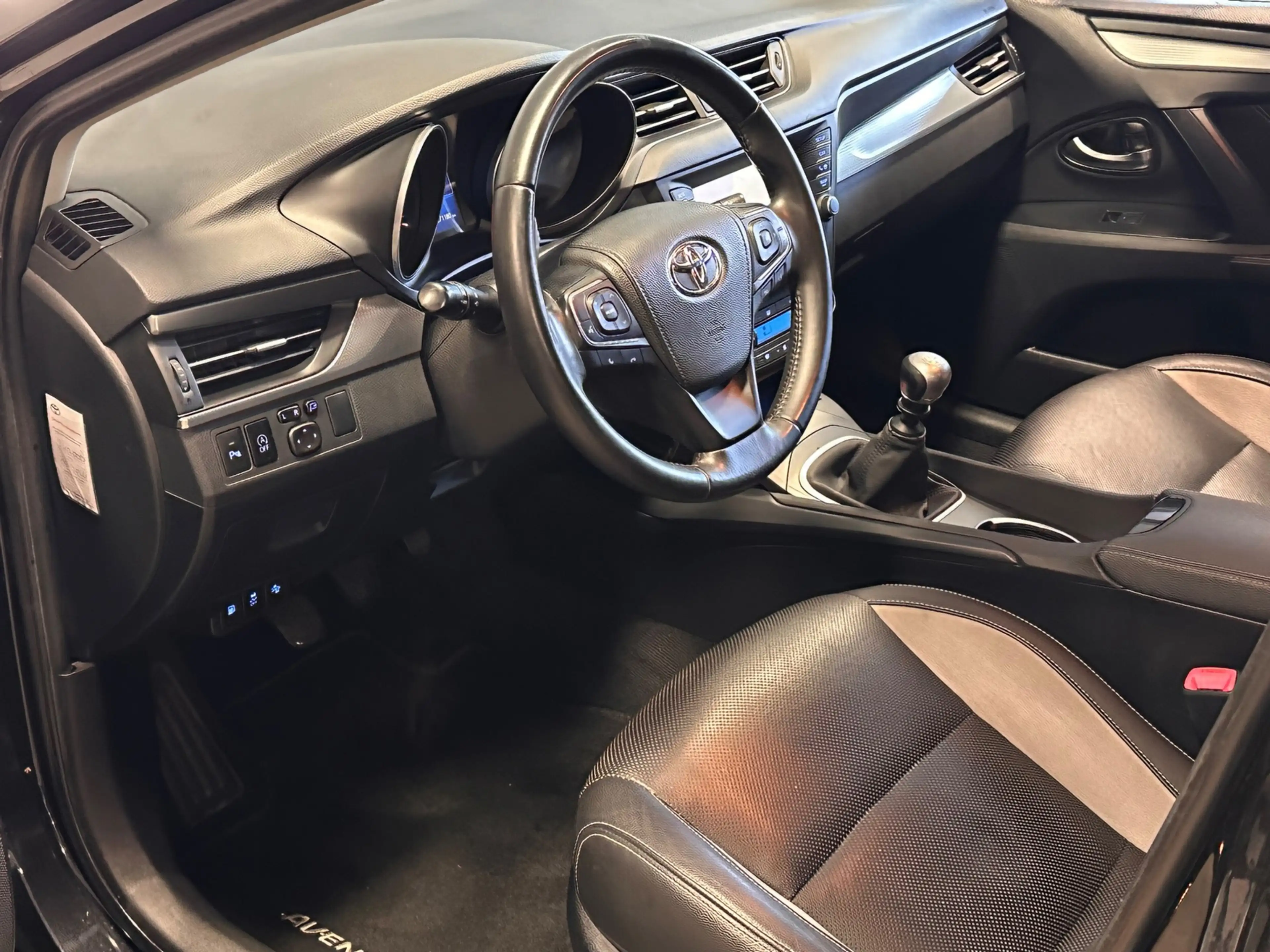 Toyota Avensis Touring Sports 1.6 D-4D-F Lease Pro / 2015 / Leer — photo 4