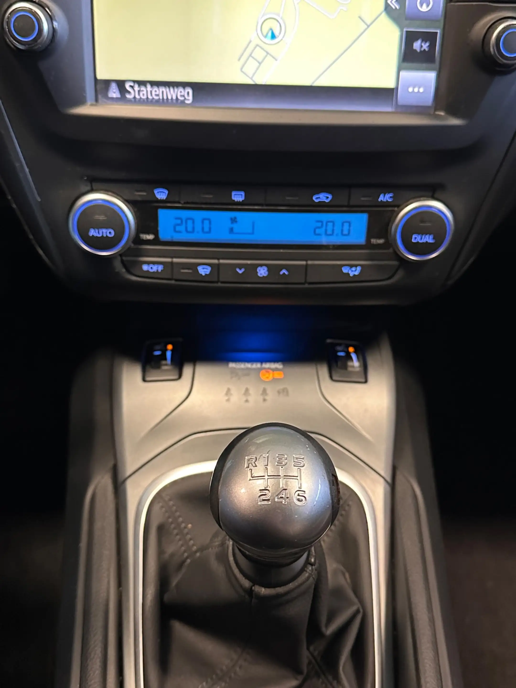 Toyota Avensis Touring Sports 1.6 D-4D-F Lease Pro / 2015 / Leer — photo 9