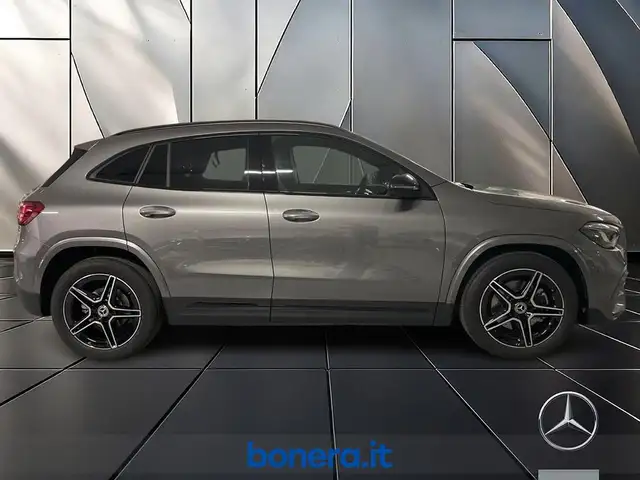 Mercedes-Benz GLA view 4