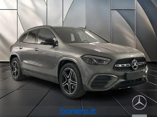 Mercedes-Benz GLA view 3