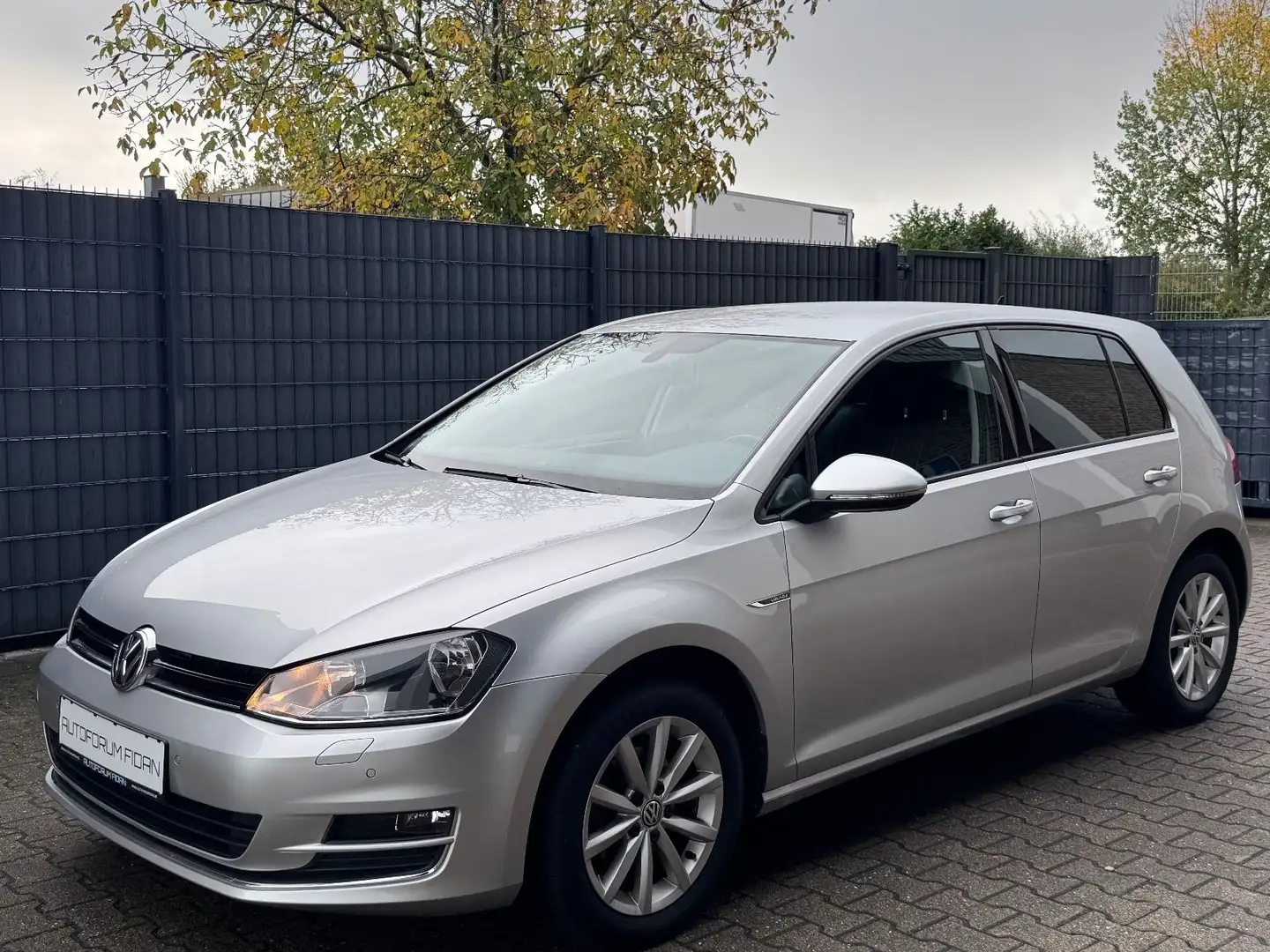 Volkswagen Golf VII Lim. Lounge NAVI|AHK|KLIMA|BLUETOOTH Silber - 1