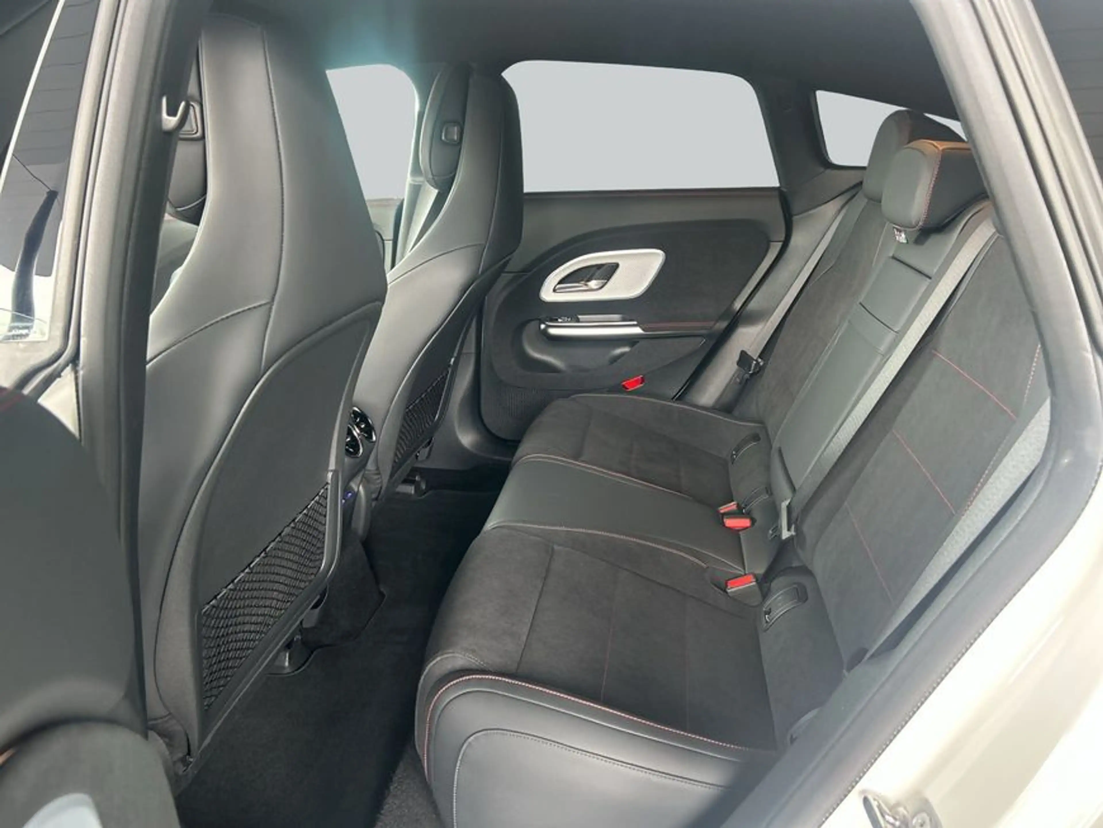 Mercedes-Benz CLA 250 CLA EQ Technologie — photo 12