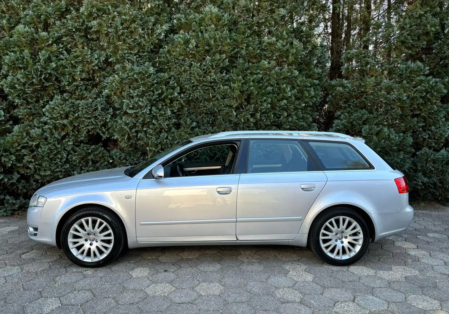 Audi A4 Avant 2.0 Advance Grau - 2