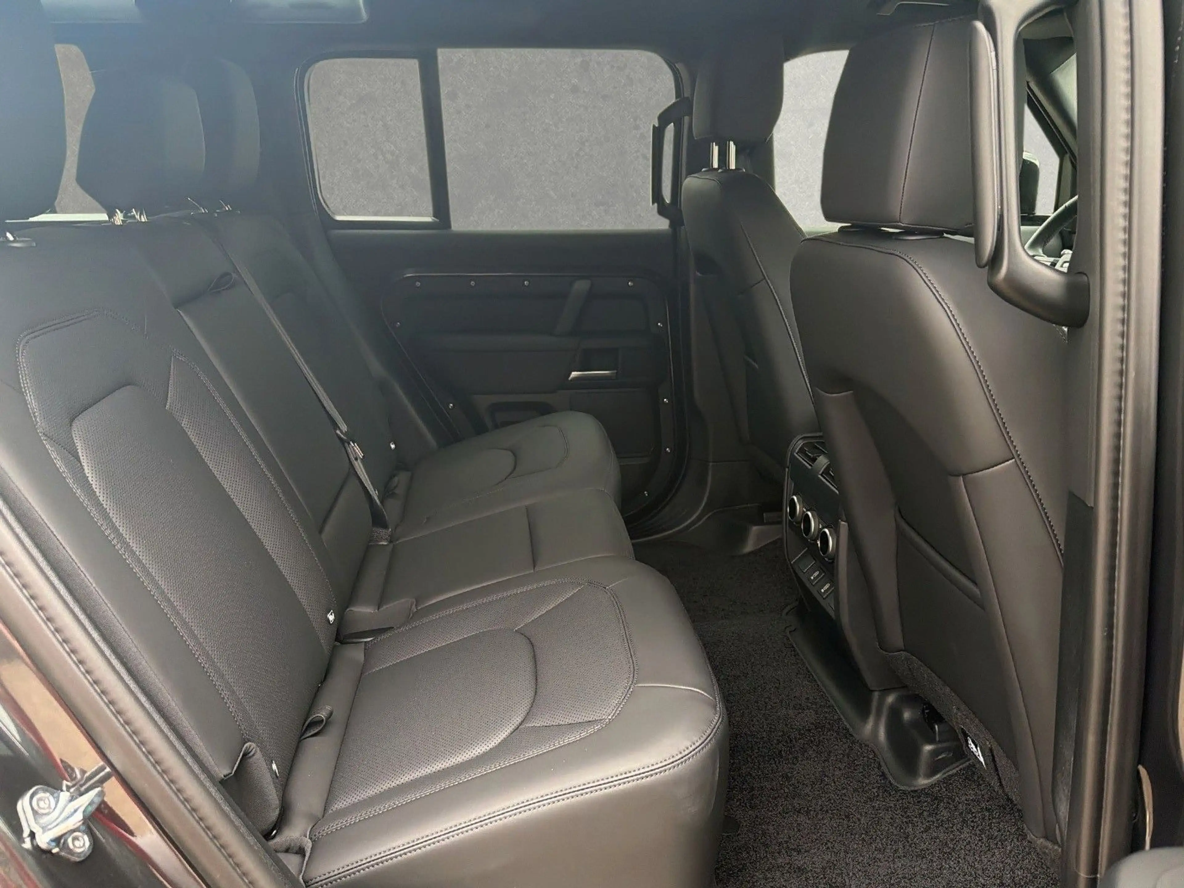 Land Rover Defender 110 D250 X-Dynamic SE AHK ACC SD — photo 5