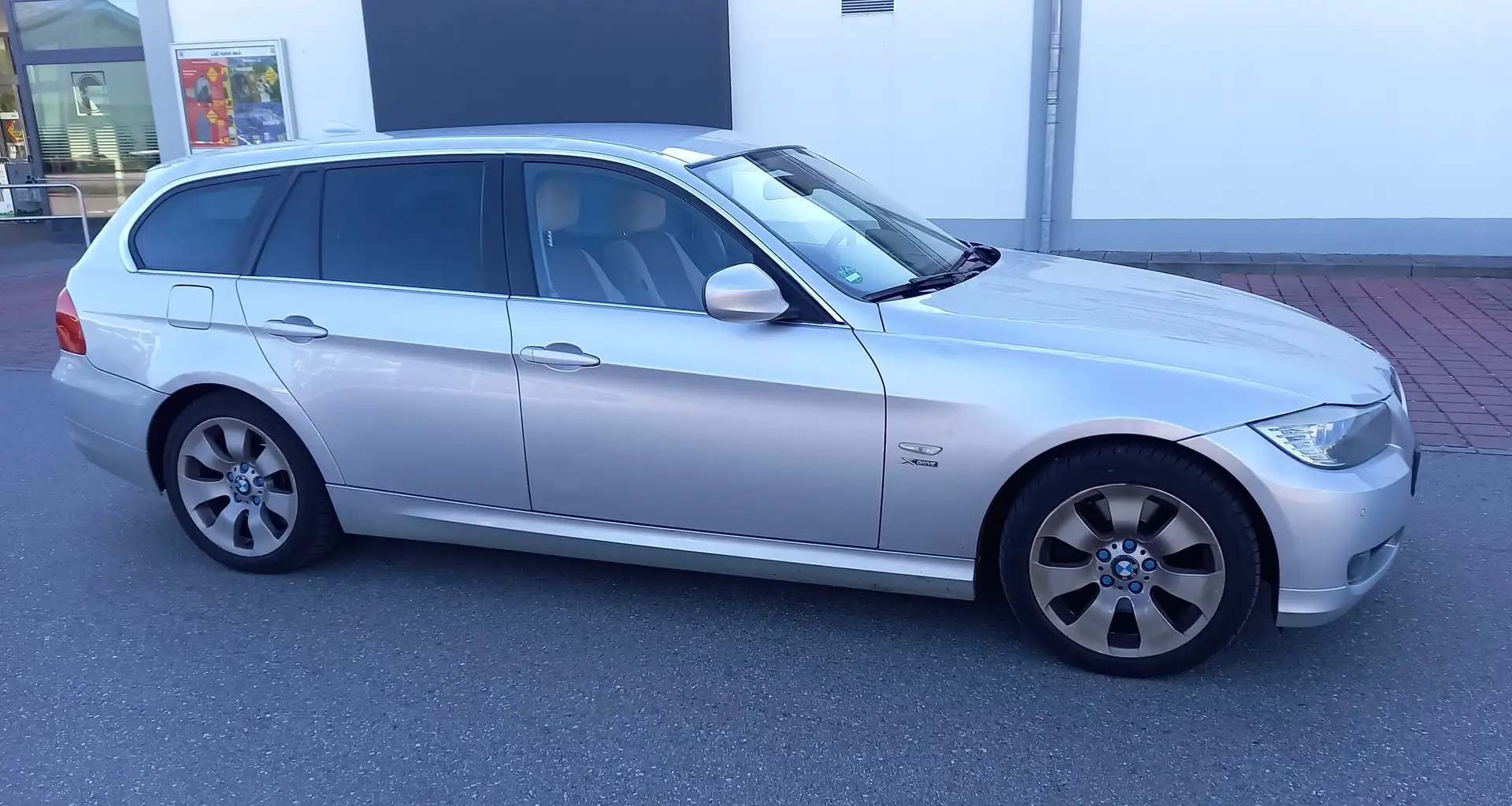 BMW 325 325i xDrive Touring Aut. Edition Lifestyle Silber - 2