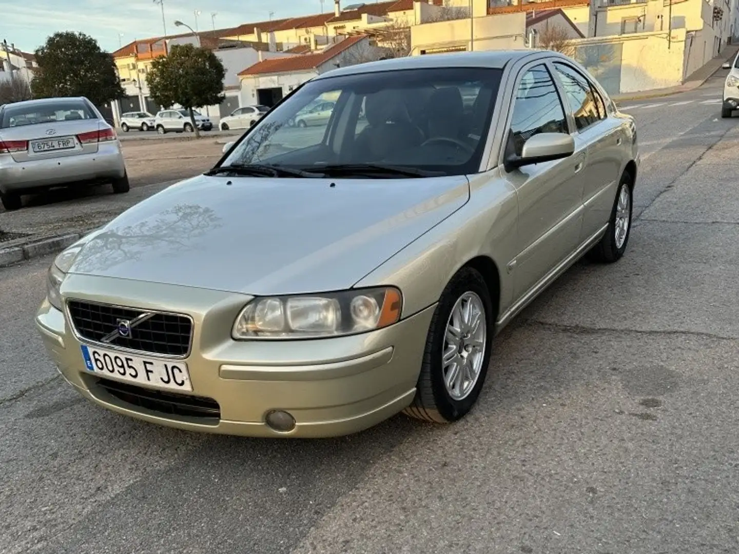 Volvo S60 2.4D Kinetic 163 Beżowy - 2