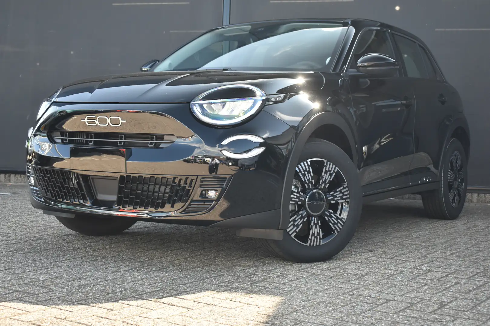Fiat 600 1.2 Hybrid 145pk Urban | Airconditioning handmatig Zwart - 1