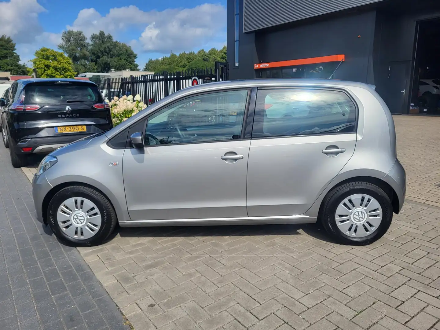 Volkswagen up! 1.0 move up! BlueMotion | Met o.a. airco, navigati Gris - 2