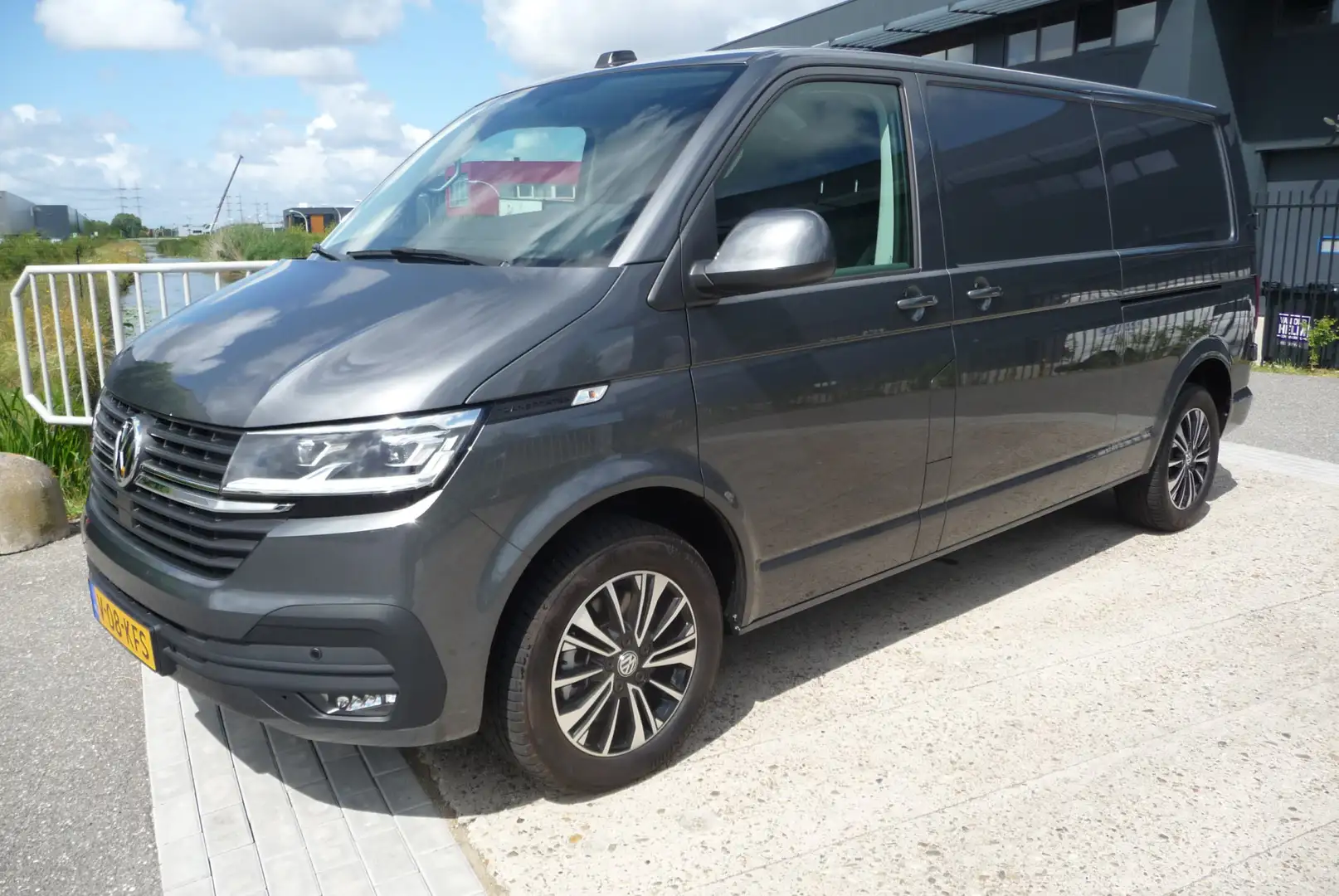 Volkswagen T6.1 Transporter 2.0 TDI L2H1 Highline Autm. 204pk 2 schuifdeuren , Grigio - 1