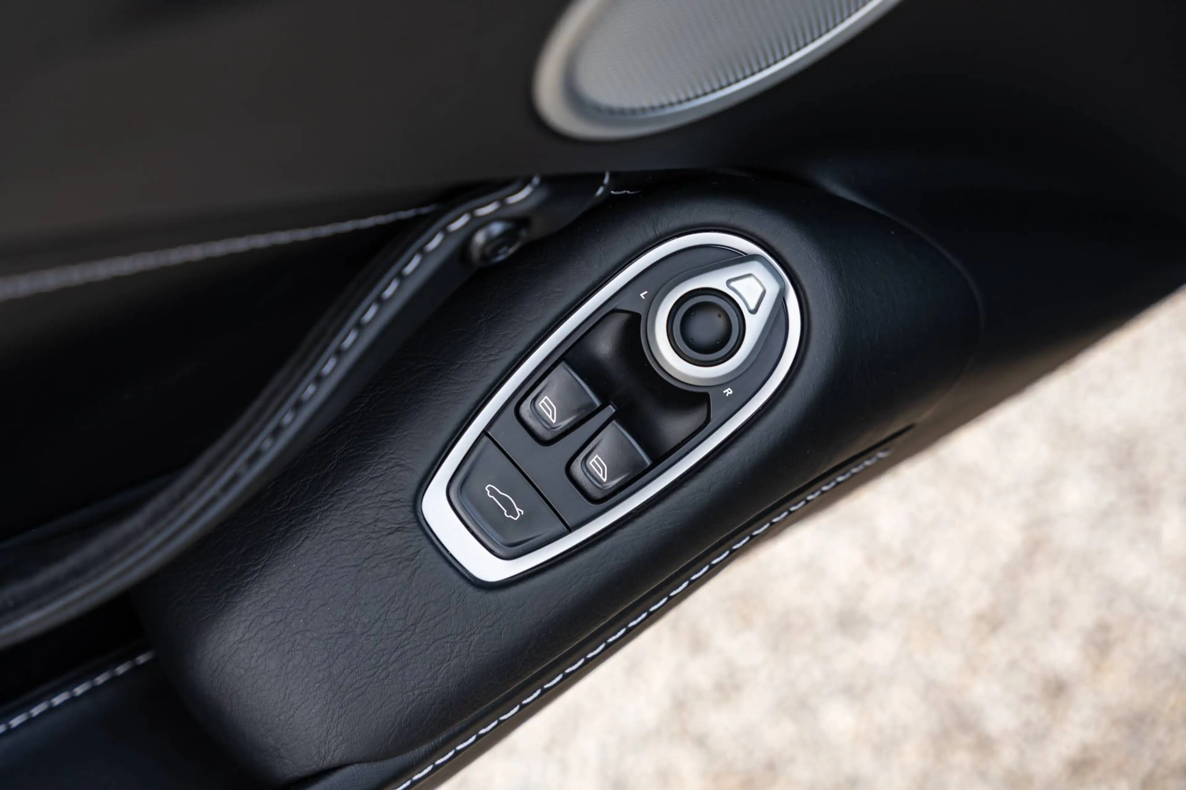 Aston Martin Vantage V8 / CHINA GREY / SEAT VENT / 360° / MEMORY SEATS — photo 14
