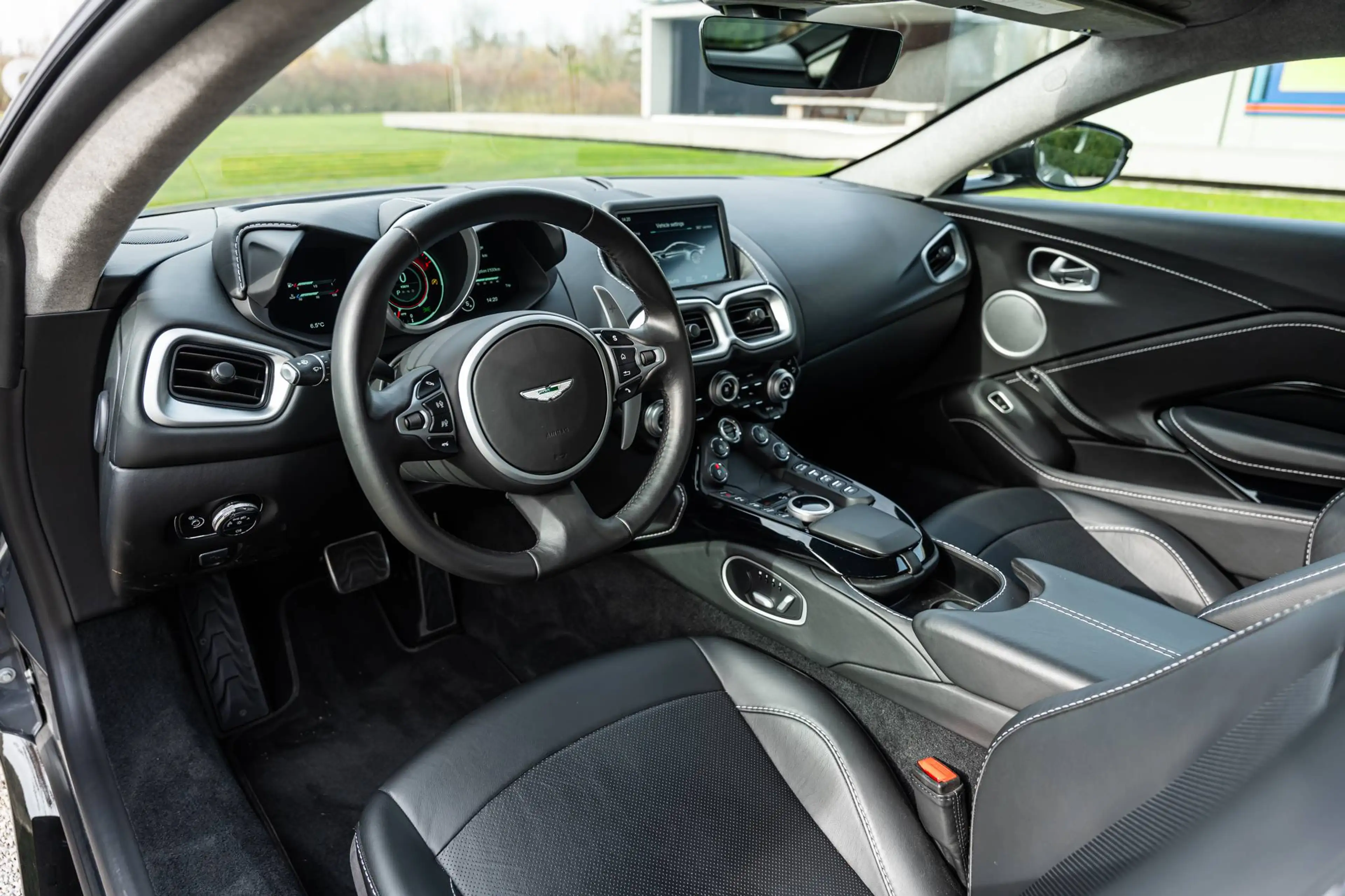 Aston Martin Vantage V8 / CHINA GREY / SEAT VENT / 360° / MEMORY SEATS — photo 15