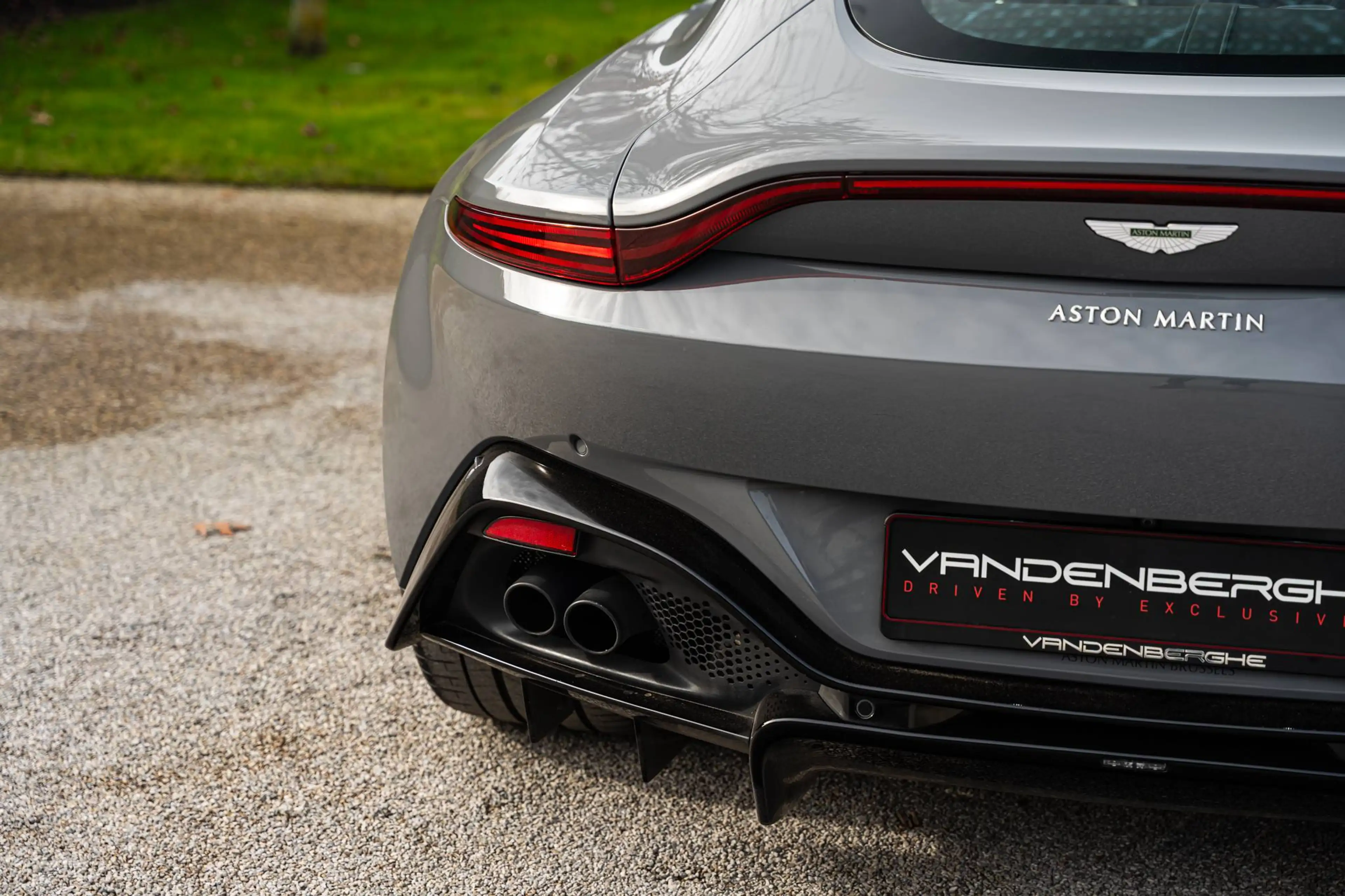 Aston Martin Vantage V8 / CHINA GREY / SEAT VENT / 360° / MEMORY SEATS — photo 11