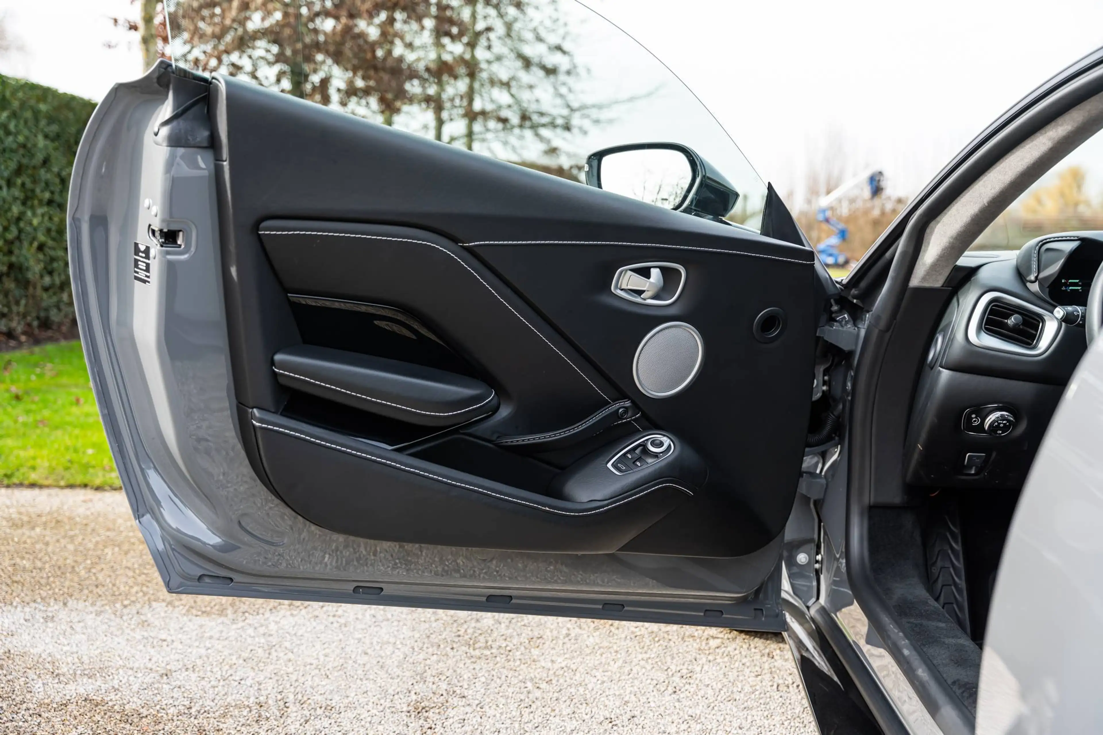 Aston Martin Vantage V8 / CHINA GREY / SEAT VENT / 360° / MEMORY SEATS — photo 13