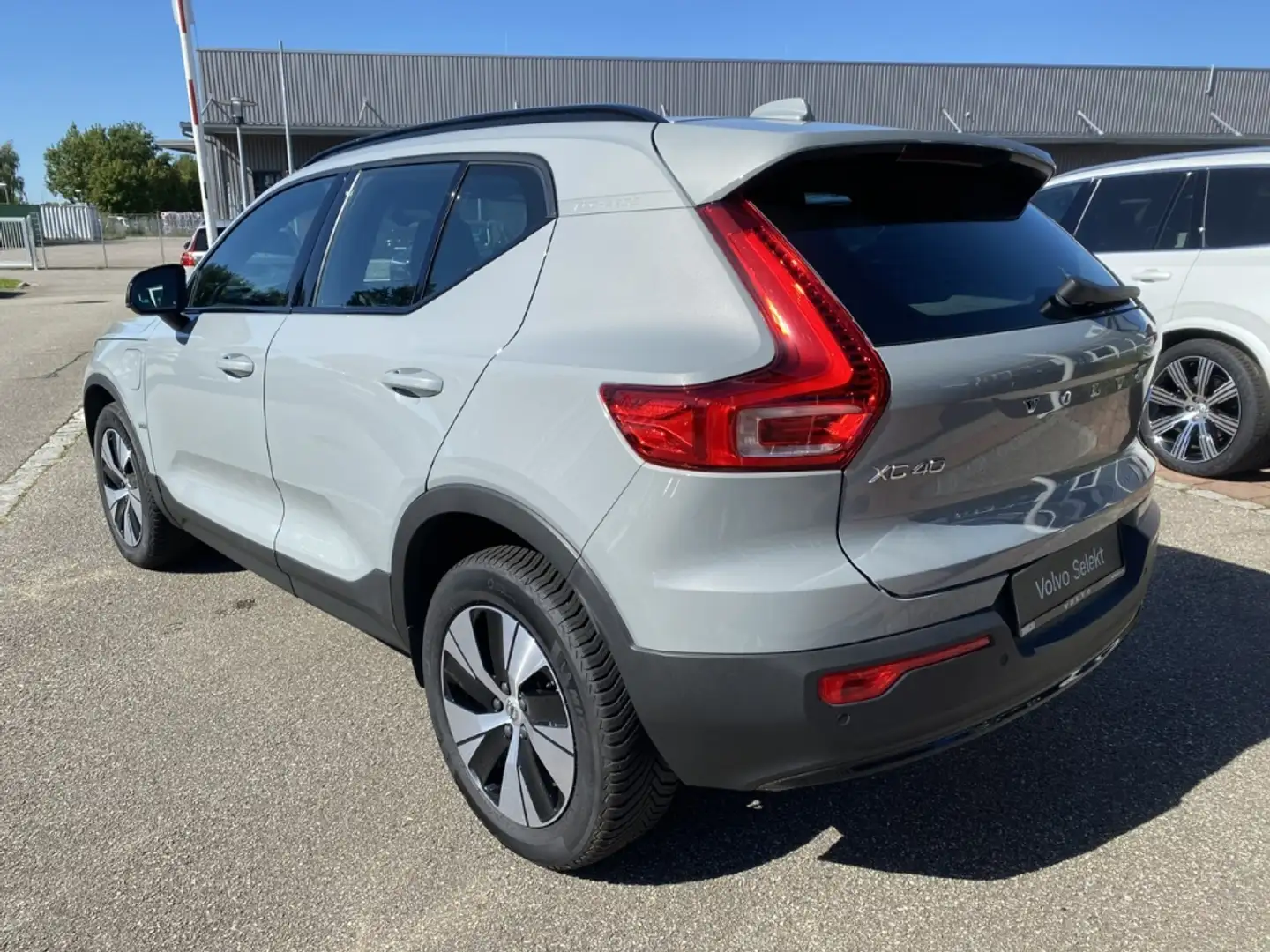 Volvo XC40 Plus Dark Recharge Plug-In Hybrid T4 Twin Engine E Grau - 2
