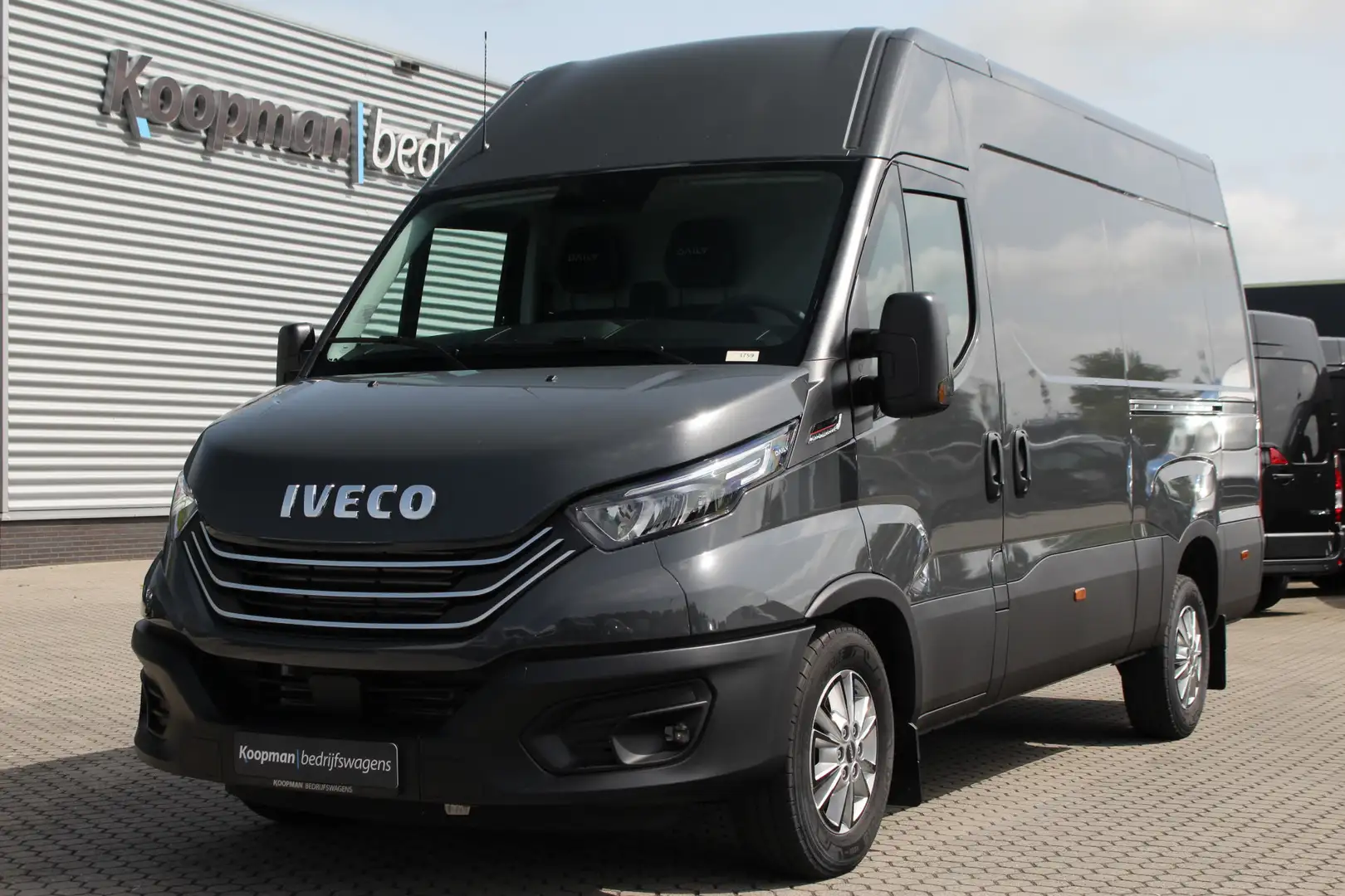 Iveco Daily 35S18A8 3.0 180pk 352 L2H2 | Automaat | Navi | Cam Grijs - 2