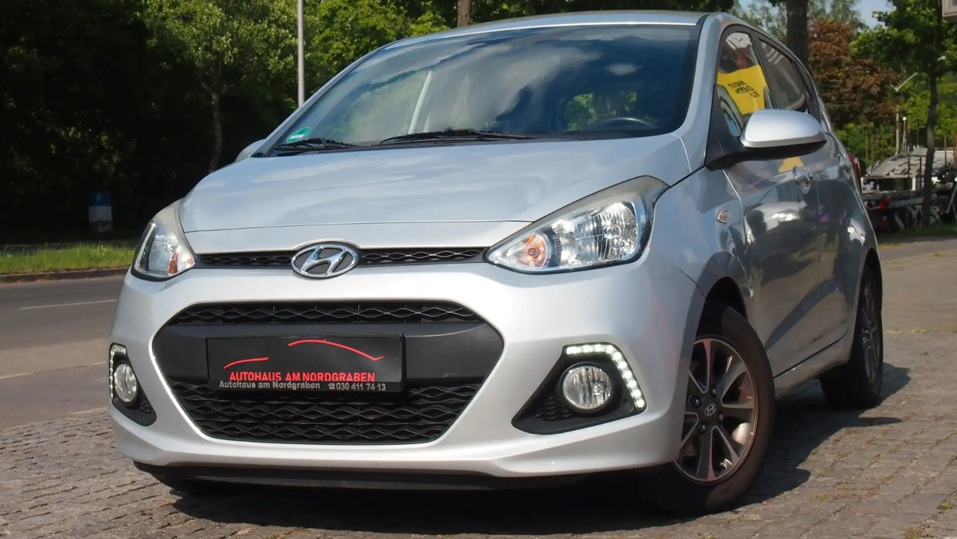 Hyundai i10 FIFA World Cup Edition ERST 79TKm Silber - 1